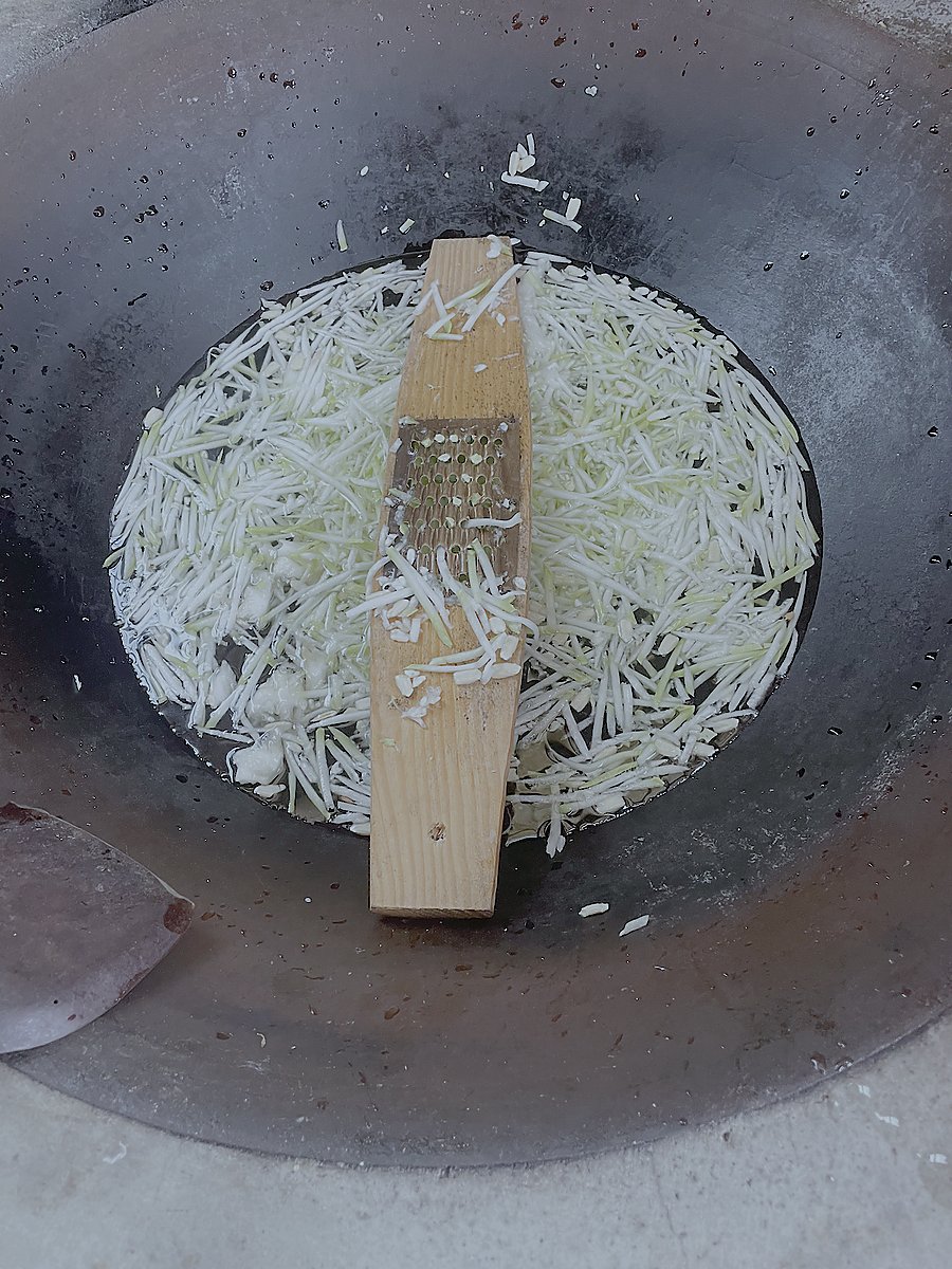 下午喂鸡前，得先切一桶菜